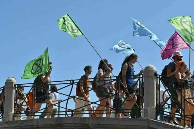 tensione al g20 tra manifestanti e polizia 8