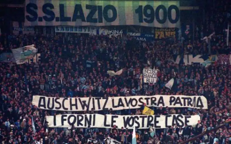 striscioni antisemiti nella curva della lazio