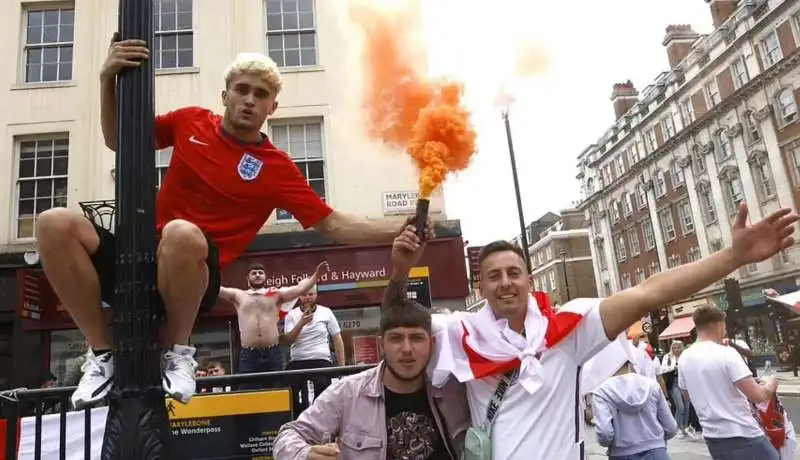 tifosi fuori controllo a londra prima di italia inghilterra 18