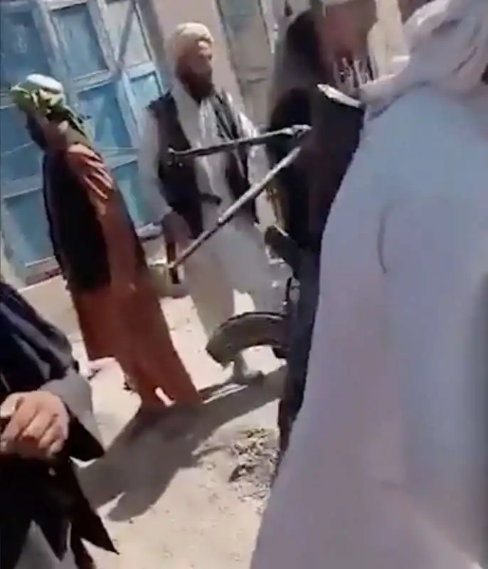 VIDEO ESECUZIONE SOLDATI AFGHANI TALEBANI 