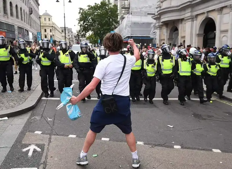 violenza tifosi inglesi 