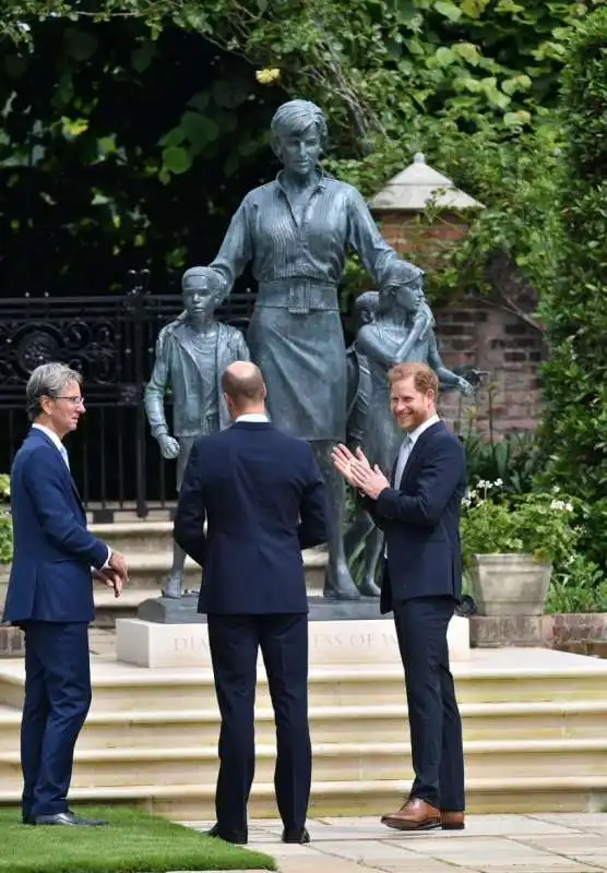 william e harry inaugurano la statua di lady diana 2