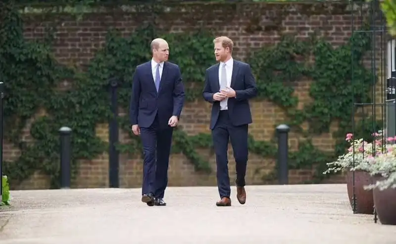 william e harry inaugurano la statua di lady diana 3