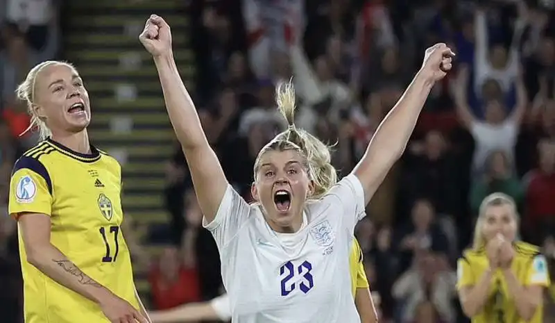 alessia russo festeggia dopo il gol di tacco 