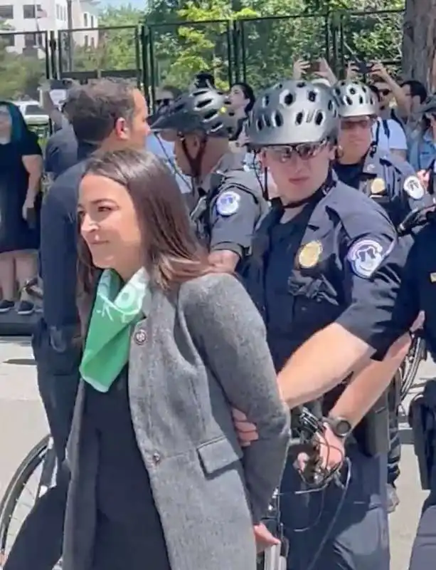 alexandra ocasio cortez arrestata a una manifestazione a washington 