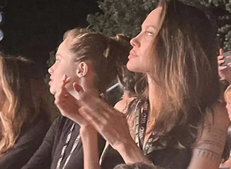 angelina jolie e la figlia shiloh al concerto dei maneskin 1