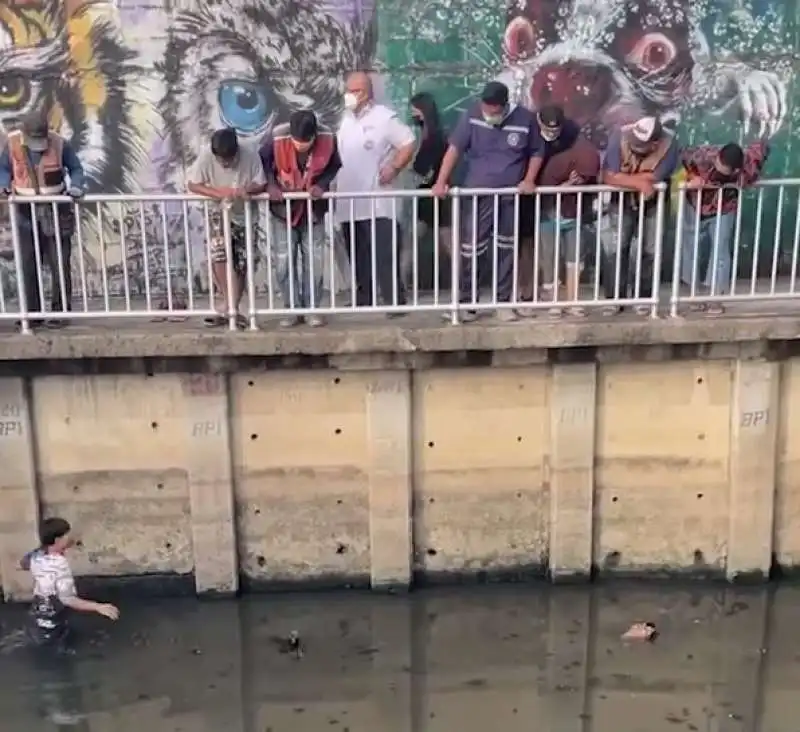 anziano che medita in un canale viene scambiato per cadavere 