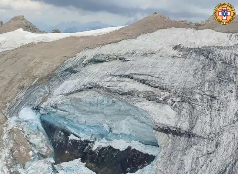 blocco di ghiaccio si stacca dalla marmolada   2