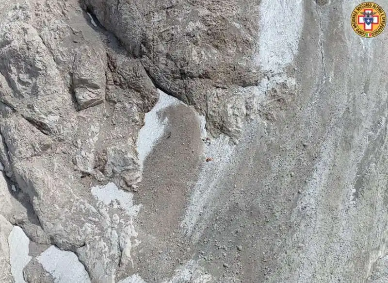 blocco di ghiaccio si stacca dalla marmolada   5