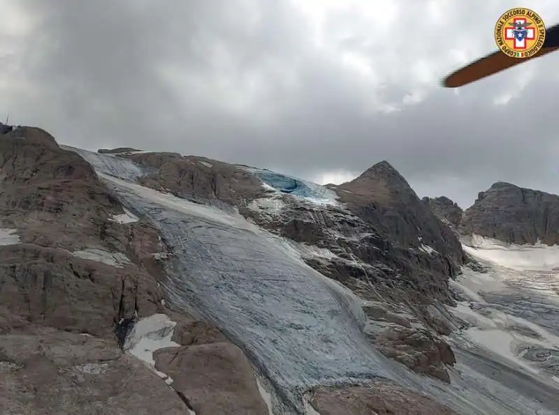 blocco di ghiaccio si stacca dalla marmolada   6