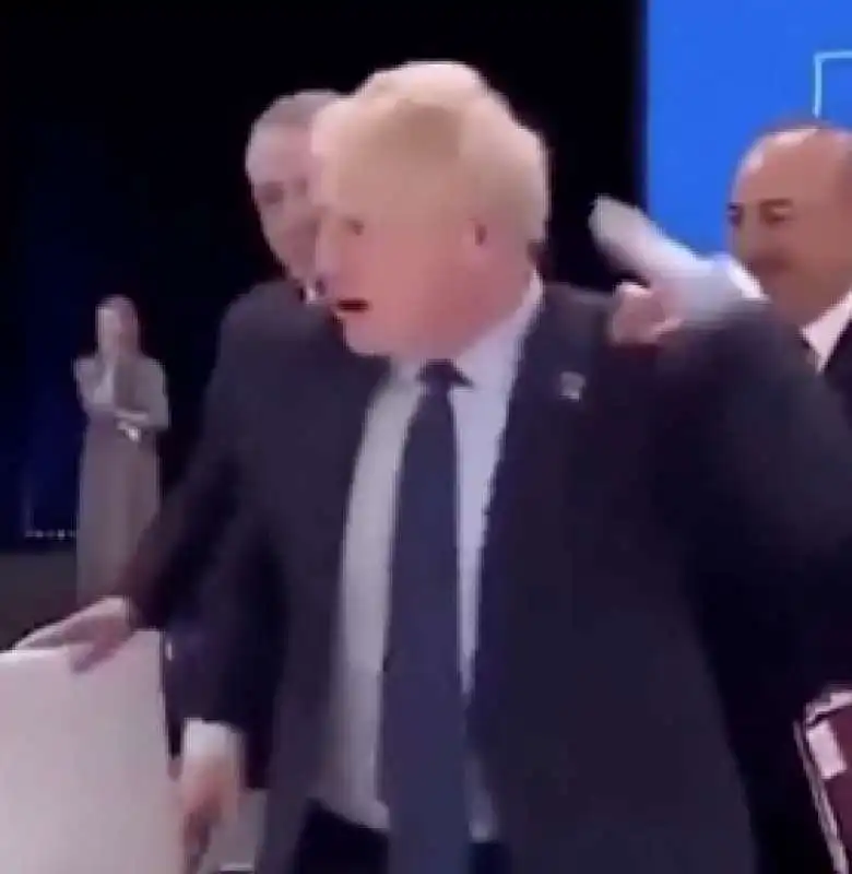 boris johnson toglie la mano di erdogan 10