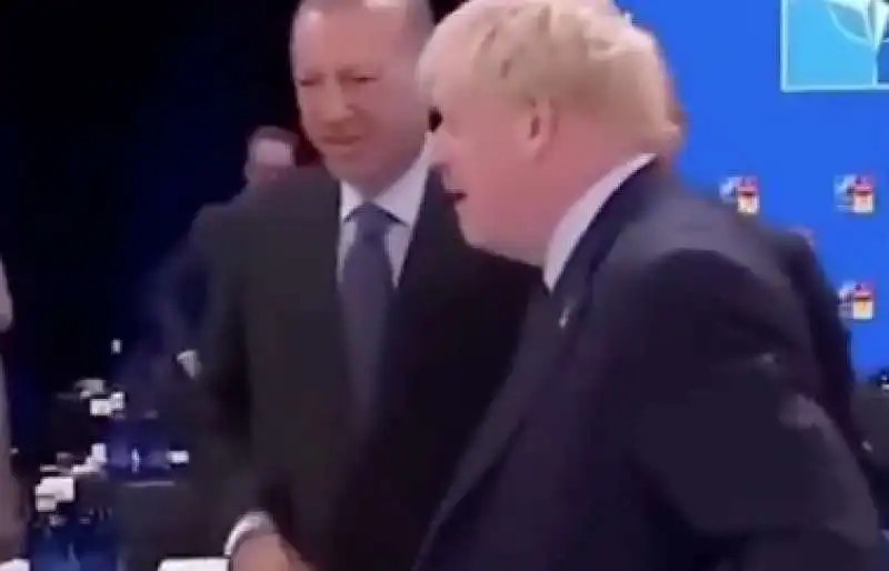 boris johnson toglie la mano di erdogan 4