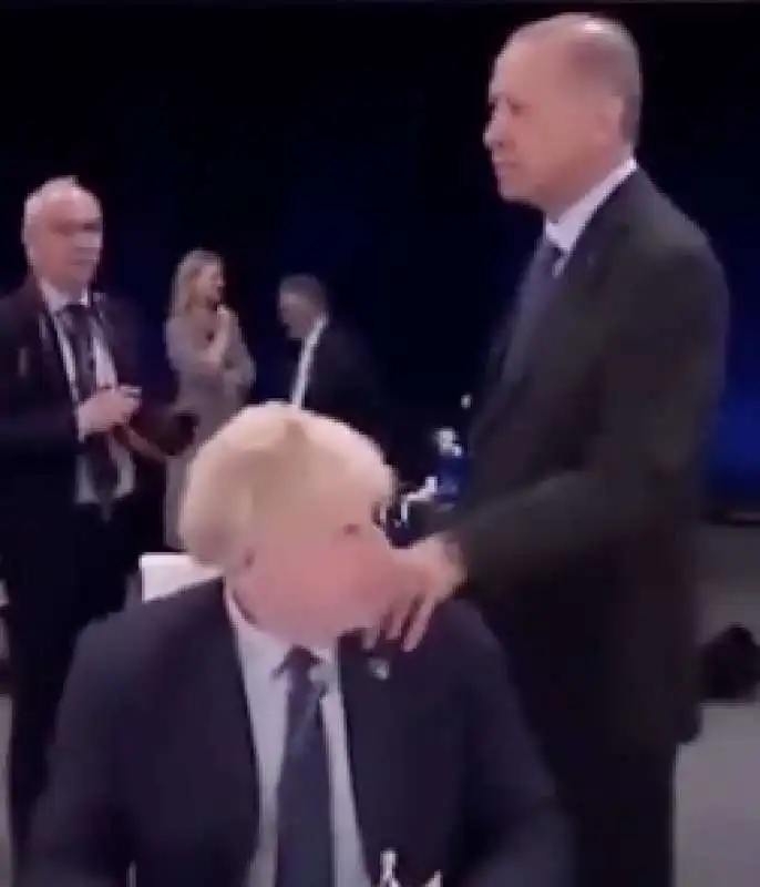 boris johnson toglie la mano di erdogan 6