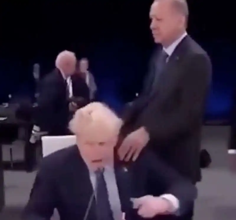 boris johnson toglie la mano di erdogan 8