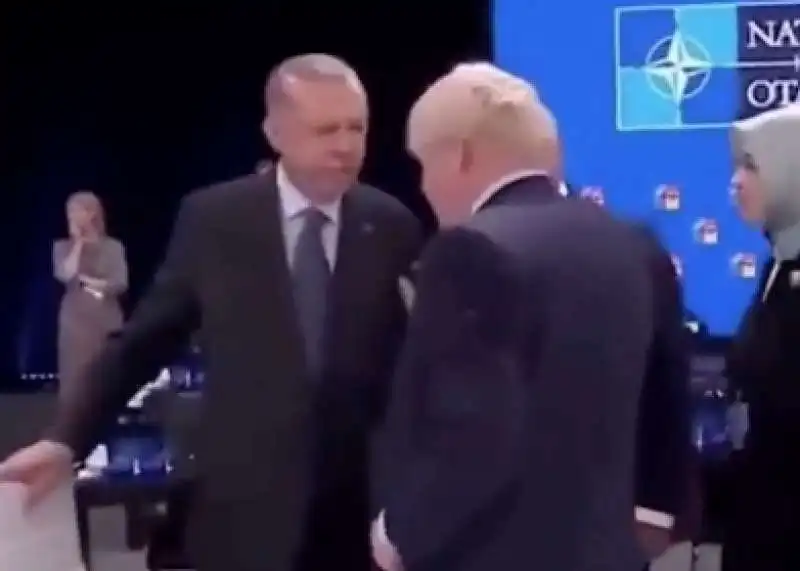 boris johnson toglie la mano di erdogan 9