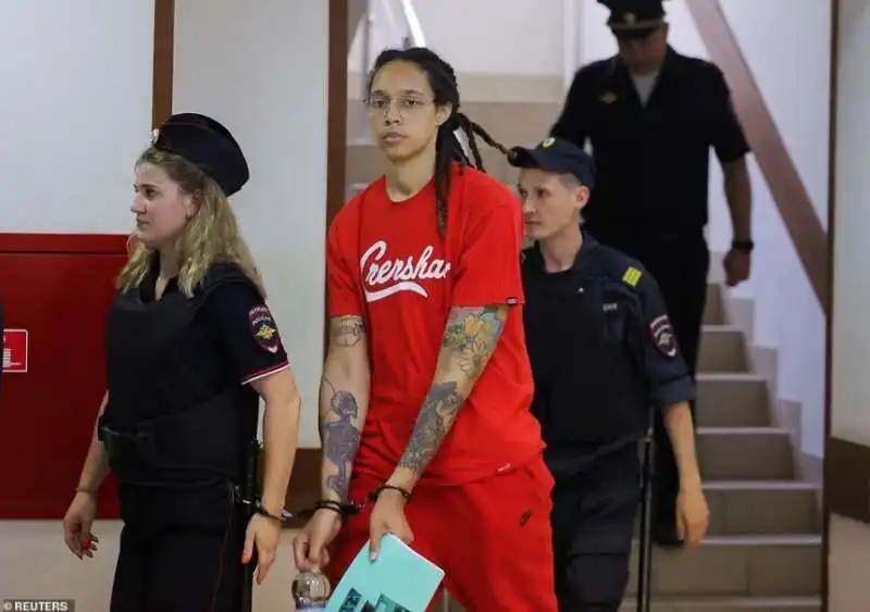 brittney griner arriva in aula in manette  