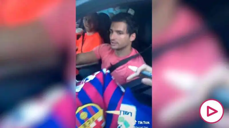 carlos sainz si rifiuta di autografare una maglietta del barcellona 3