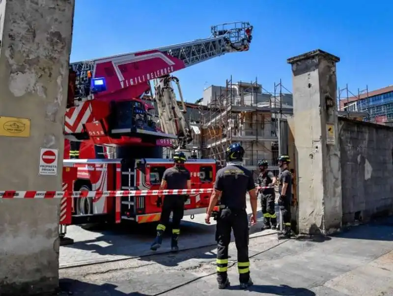 crollo a viale espinasse a milano 15