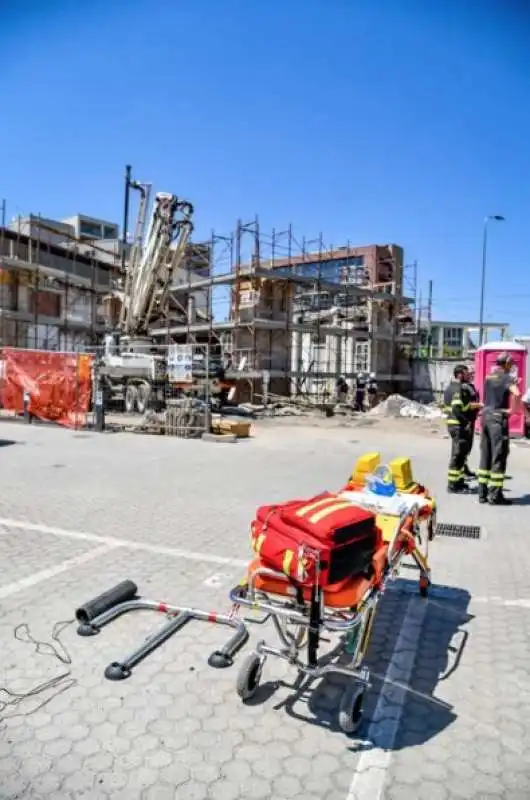 crollo a viale espinasse a milano 20