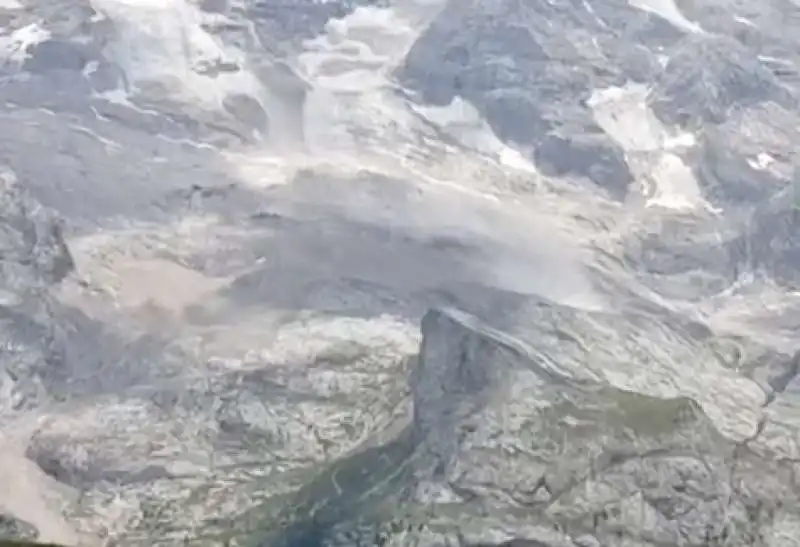 crollo blocco di ghiaccio marmolada   1