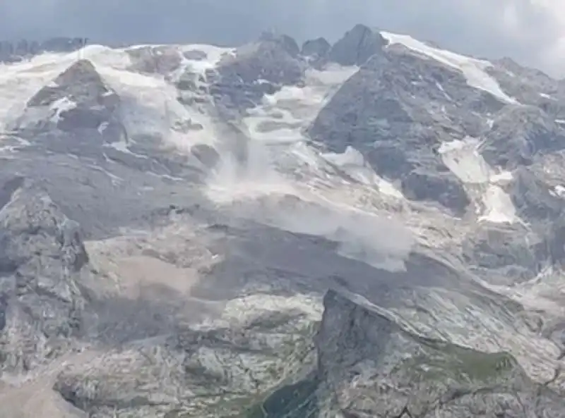 crollo blocco di ghiaccio marmolada   2