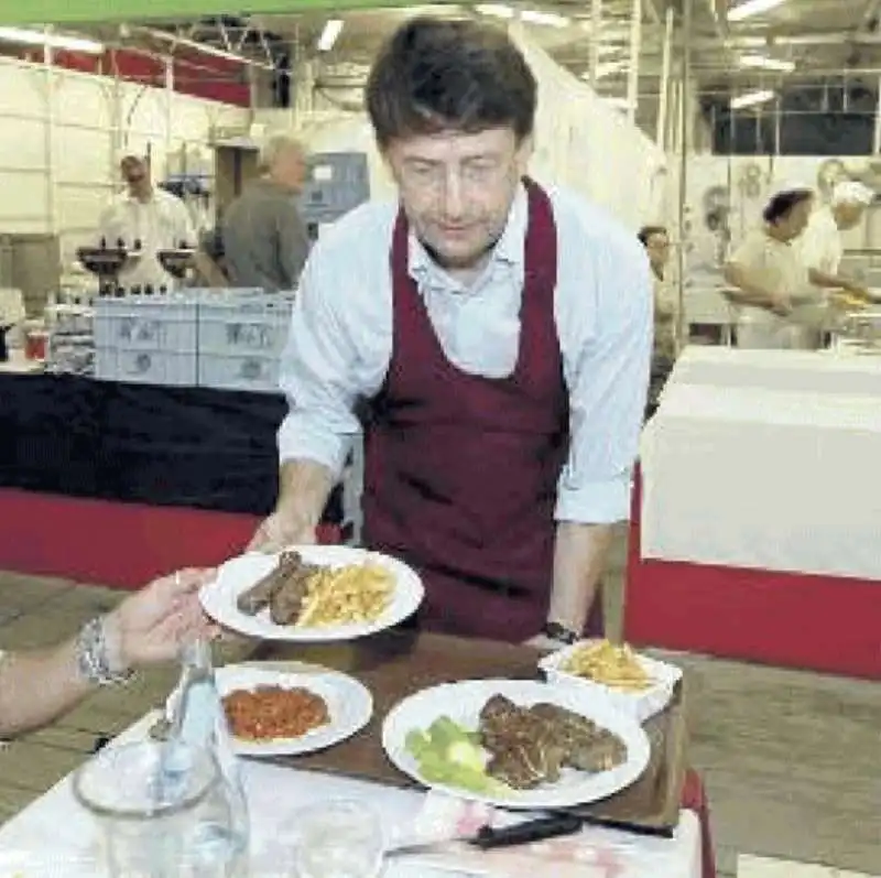 DARIO FRANCESCHINI SERVE AI TAVOLI ALLA FESTA DELL UNITA