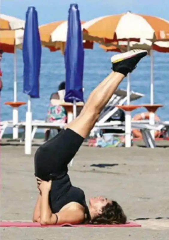 elisa isoardi si allena in spiaggia a fregene  