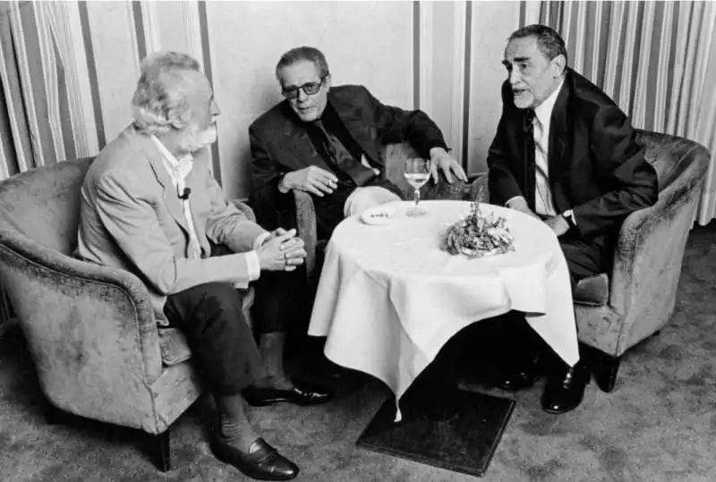 eugenio scalfari intervistsa marcello mastroianni e vittorio gassman 