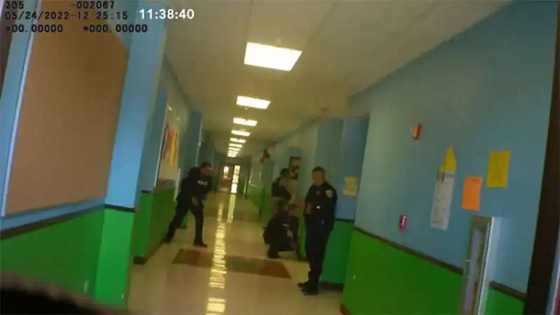 FILMATO DALLA BODYCAM DI UNO DEGLI AGENTI ALLA ROBB ELEMENTARY SCHOOL DI UVALDE 