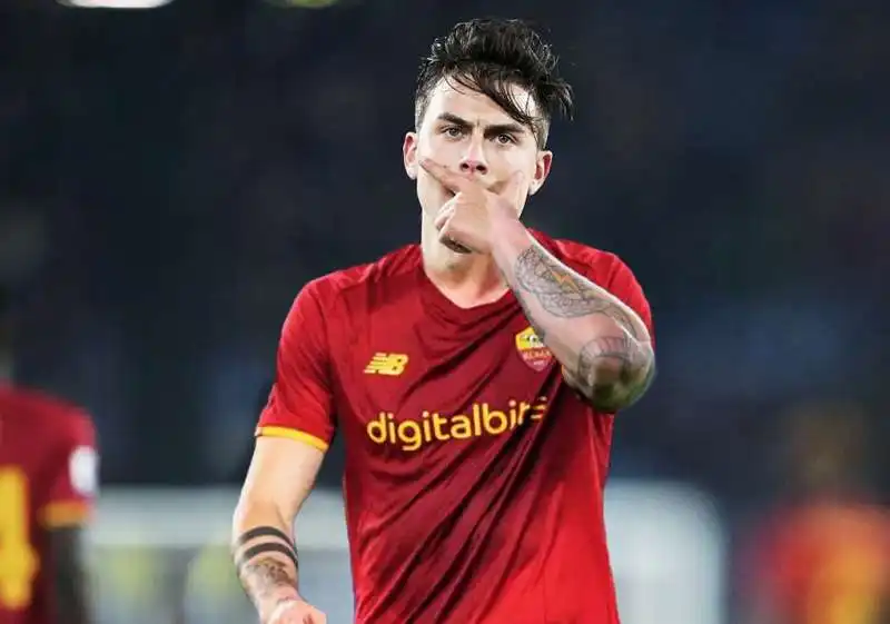 FOTOMONTAGGIO DI PAULO DYBALA CON LA MAGLIA DELLA ROMA 