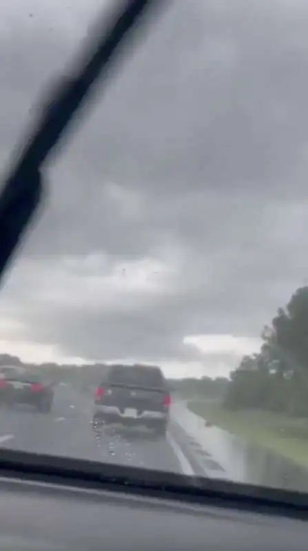 fulmine colpisce un'auto a tampa bay, in florida   1