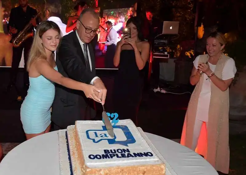 gianfranco rotondi taglia la torta con la figlia daria  mariangela e giorgia meloni  foto di bacco