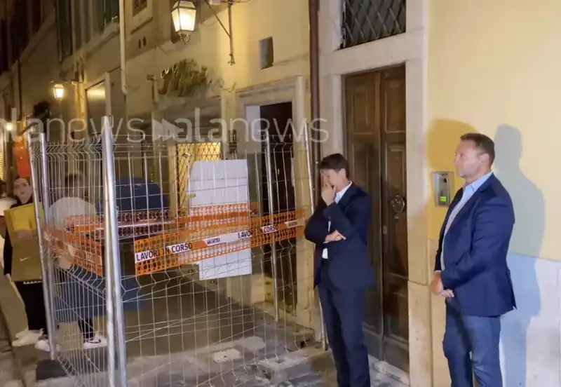 Giuseppe Conte rimasto fuori casa 2