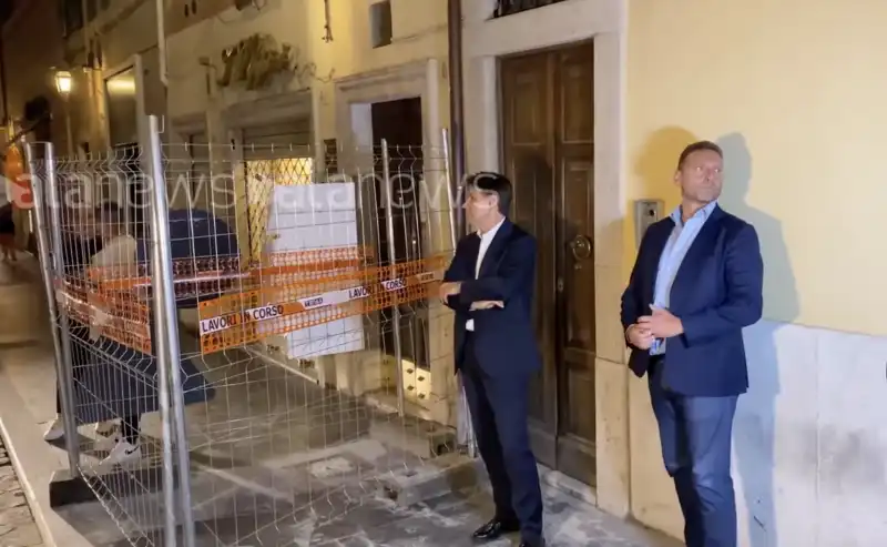 Giuseppe Conte rimasto fuori casa 3