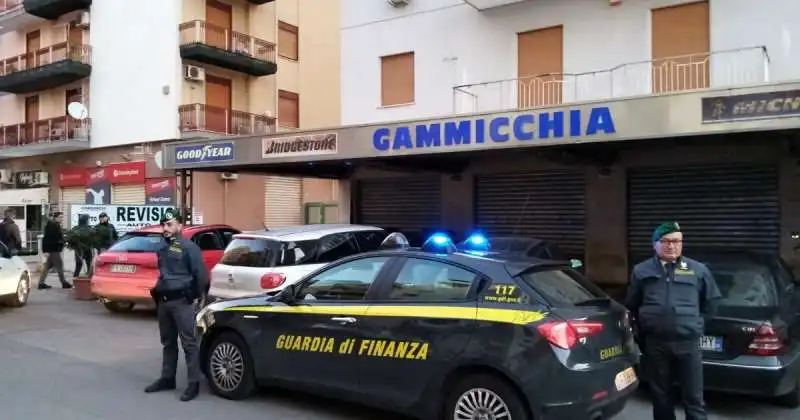 guardia di finanza davanti all officina gammicchia.  