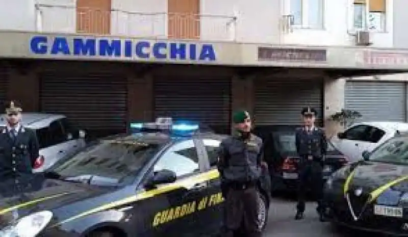 guardia di finanza davanti all officina gammicchia 