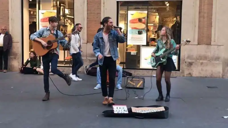 i maneskin suonano a via del corso 