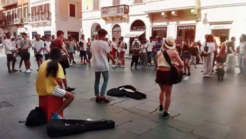 i maneskin suonano a via del corso 