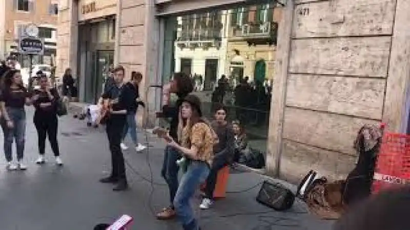 i maneskin suonano a via del corso 