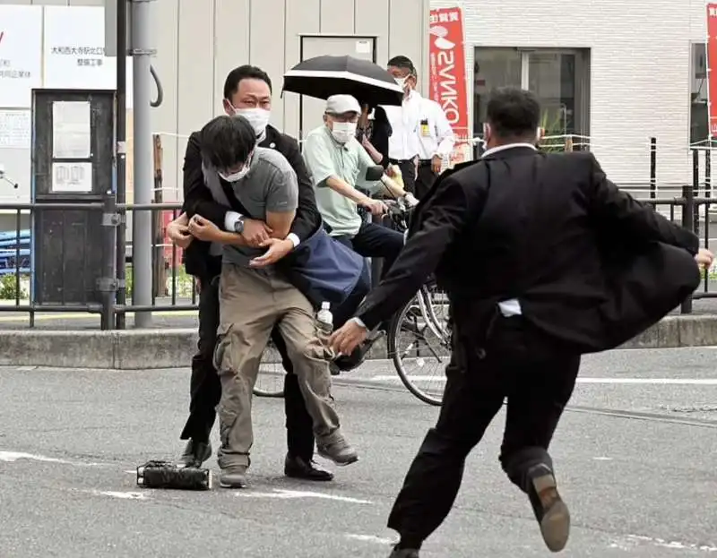 il momento dell arresto dell uomo che ha sparato a shinzo abe   2