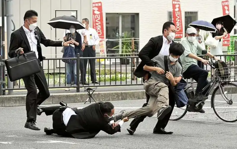 il momento dell arresto dell uomo che ha sparato a shinzo abe   3