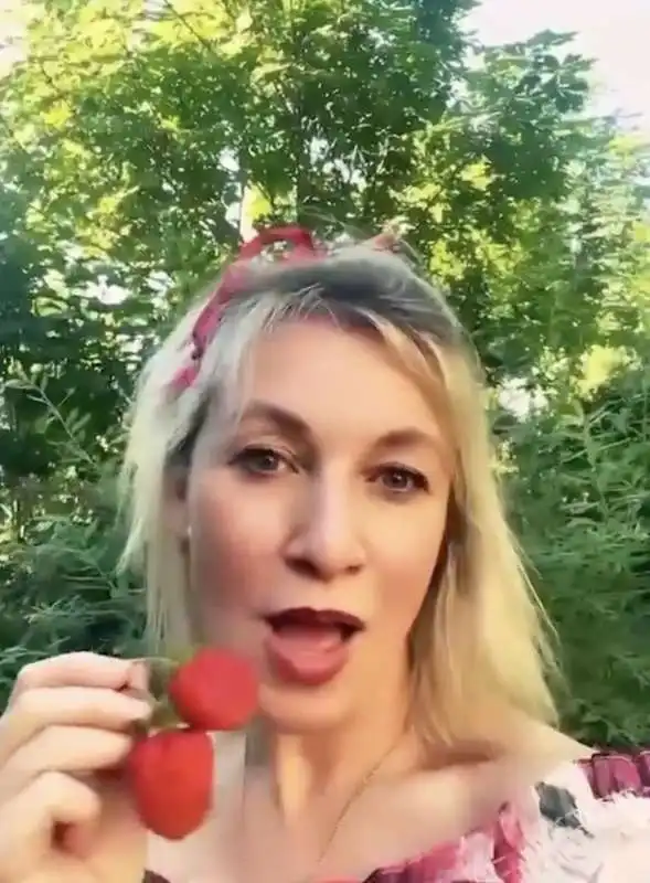 il video di maria zakharova che mangia le fragole   1