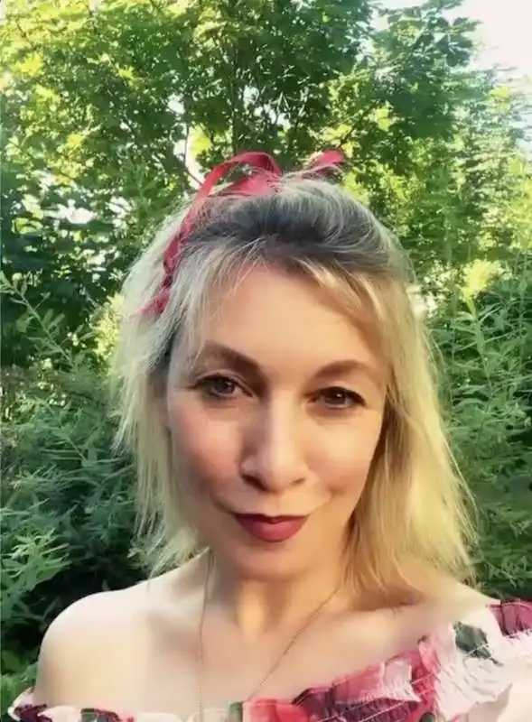 il video di maria zakharova che mangia le fragole   11