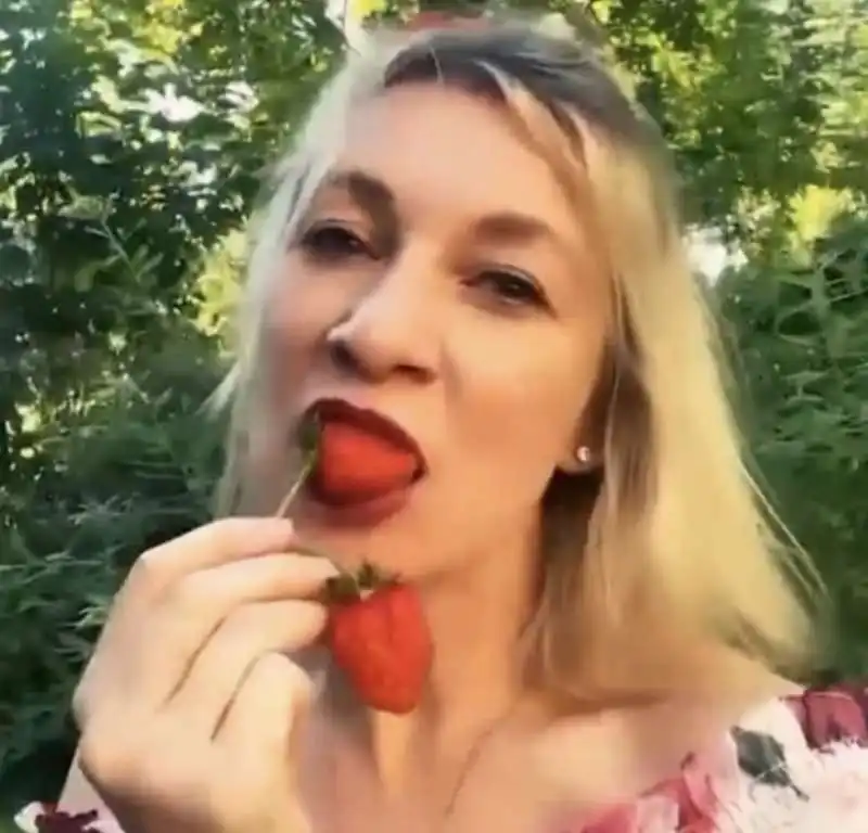 il video di maria zakharova che mangia le fragole   12