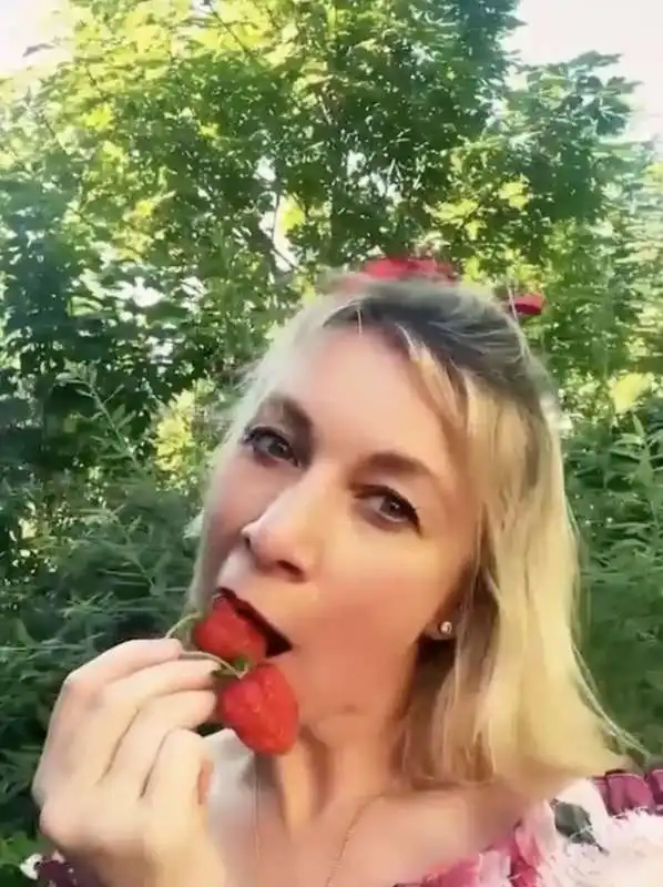 il video di maria zakharova che mangia le fragole   3