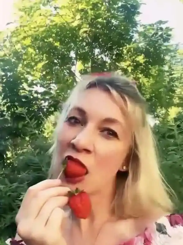 il video di maria zakharova che mangia le fragole   5