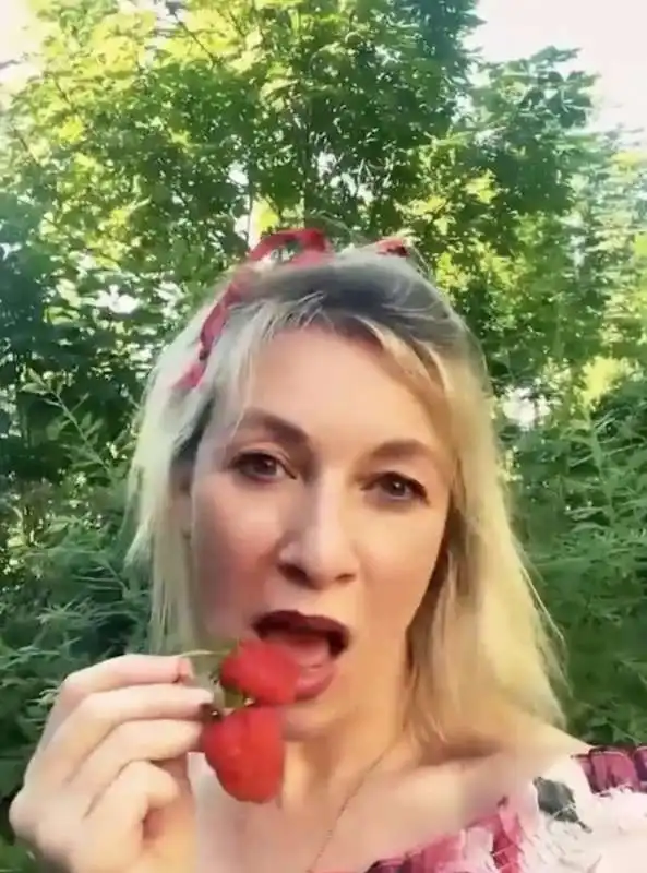 il video di maria zakharova che mangia le fragole   6