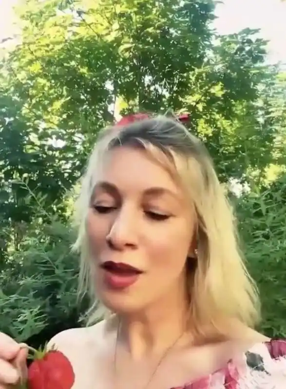 il video di maria zakharova che mangia le fragole   7