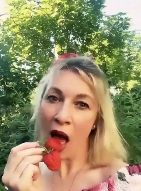 il video di maria zakharova che mangia le fragole   8