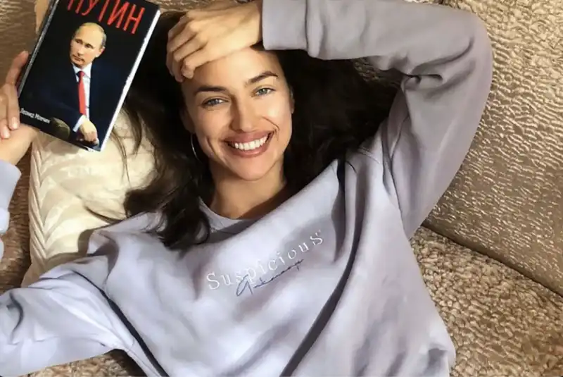 Irina Shayk con il libro su Putin